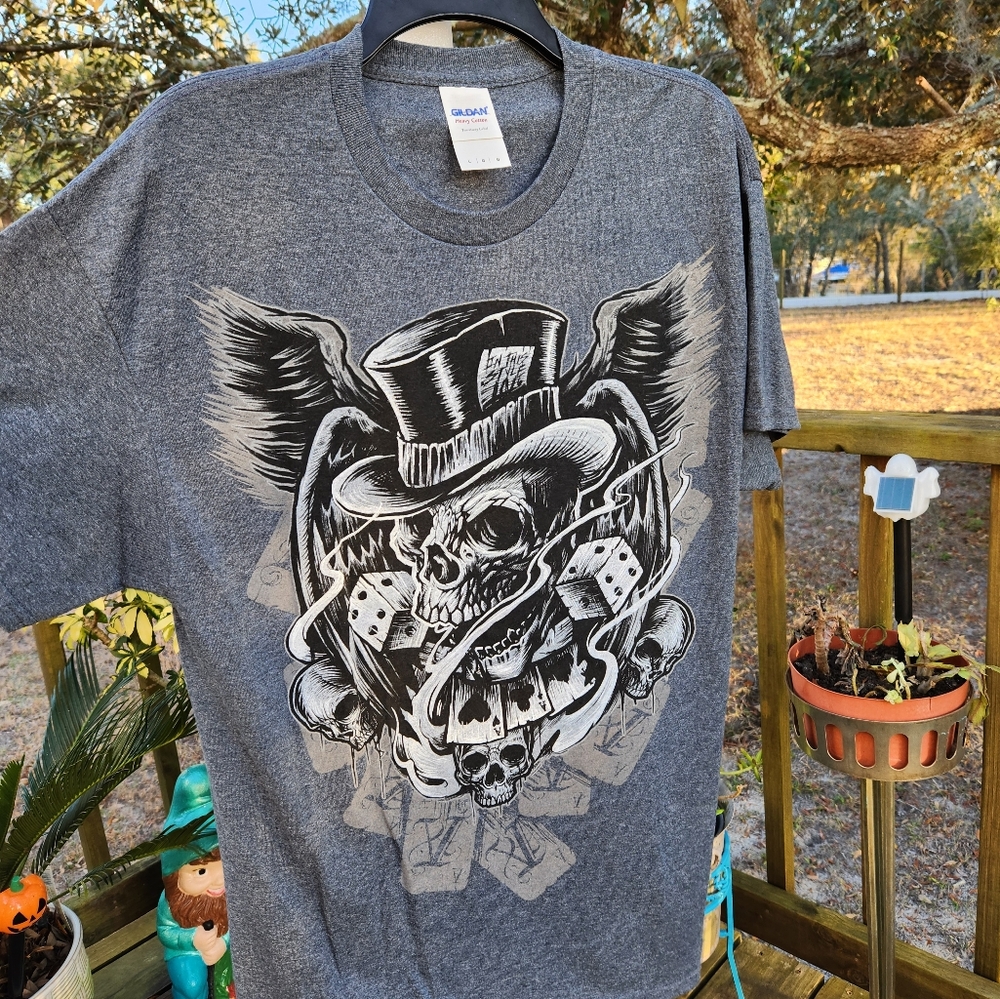Gambling Skull Gray T-Shirt by Gildan Size Lg